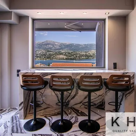 公寓 Designer's Penthouse, View! + Car Offer 阿尔戈斯托利翁