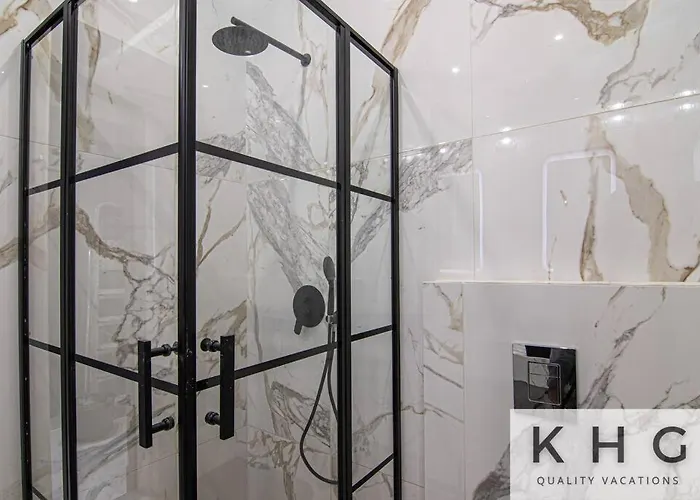 Designer's Penthouse, View! + Car Offer